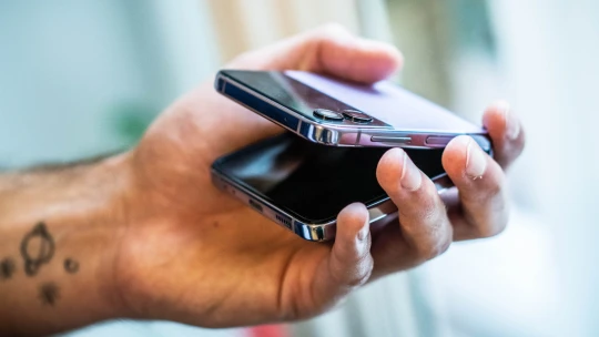 Víc než jen ohebná frajeřina. Nové stylové véčko od Samsungu se hodí pro zábavu i práci