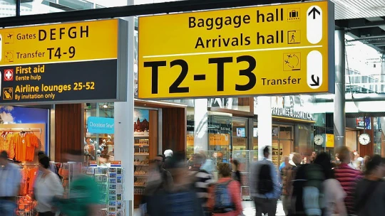 Kolaps na letištích. Heathrow vyzvalo k zastavení prodejů letenek na léto