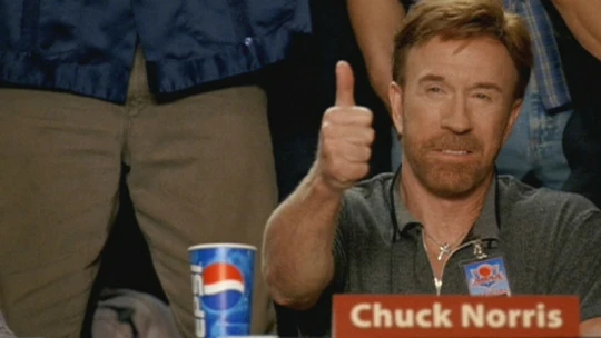 Chuck Norris sfoukne svíčky na narozeninovém dortu mrknutím oka. I&nbsp;když jich tam má už 75
