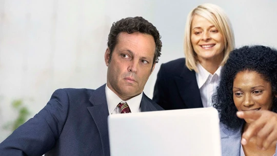 Vince Vaughn na fotkách s&nbsp;tupými kravaťáky. Rafinovaně tím propaguje nový film