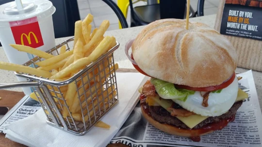 Videohry a&nbsp;chytré objednávky. McDonald’s&nbsp;bojuje s&nbsp;propadem tržeb a&nbsp;zahajuje omlazovací kúru