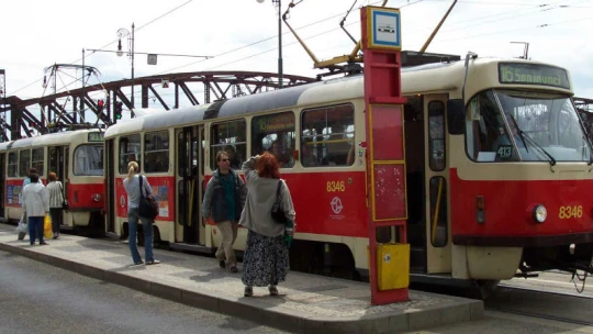 Seznam má konečně v mapách jízdní řády. Data si musel sám vydolovat