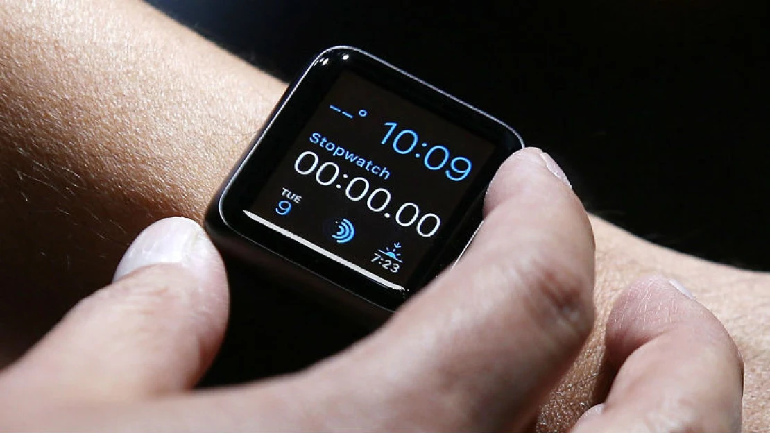 Pod dohledem. Americká nemocnice chce léčit s pomocí Apple Watch