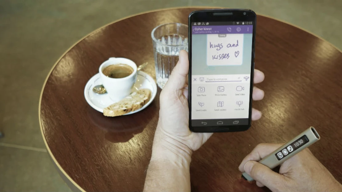Phree je pero, se kterým můžete kromě psaní i&nbsp;telefonovat nebo odpovídat na textovky