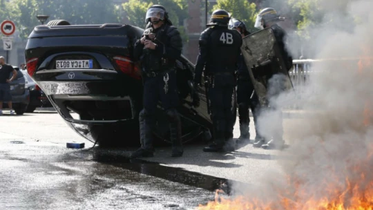 Francouzští taxikáři vzali Uber útokem. Z&nbsp;protestů se stala pouliční válka