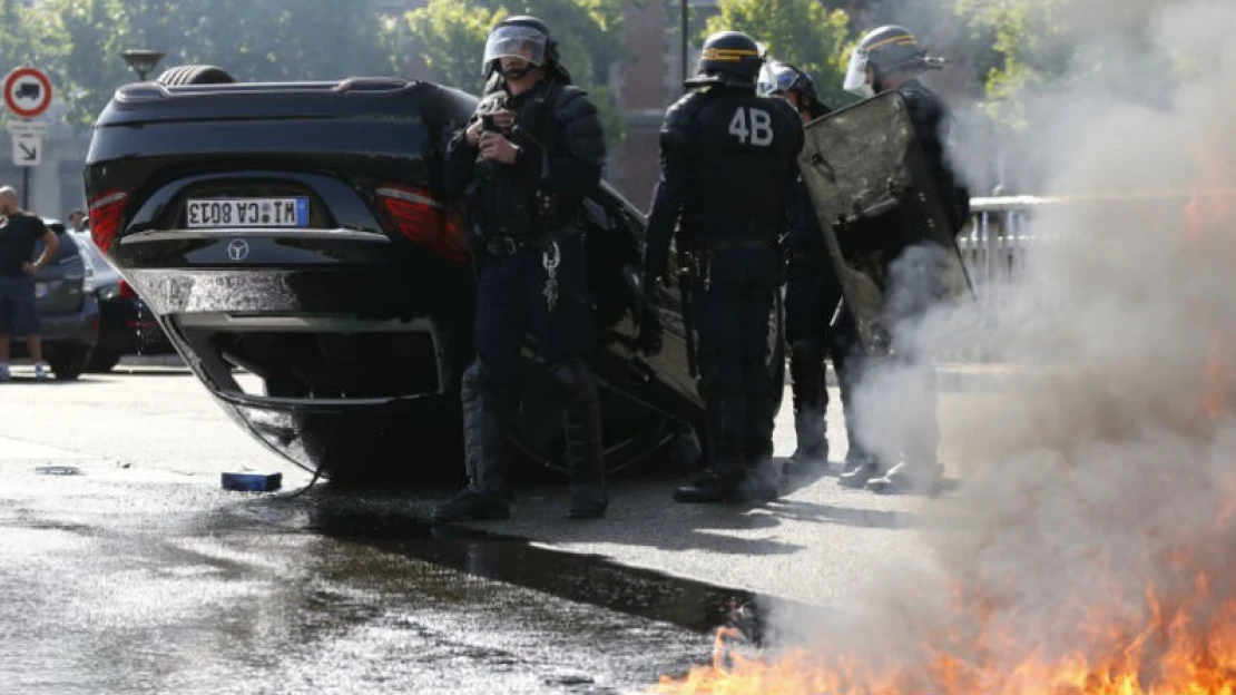 Francouzští taxikáři vzali Uber útokem. Z&nbsp;protestů se stala pouliční válka