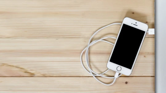 Nebojte se o svůj telefon. 5 mýtů o nabíječkách a smartphonech