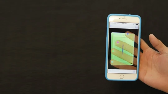 Tohle je obal, se kterým budete moci svůj chytrý telefon ovládat z obou stran