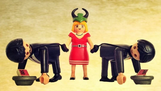Hračky Playmobil se v&nbsp;rukou řeckého umělce změnily v&nbsp;satiru. A&nbsp;výrobce zuří