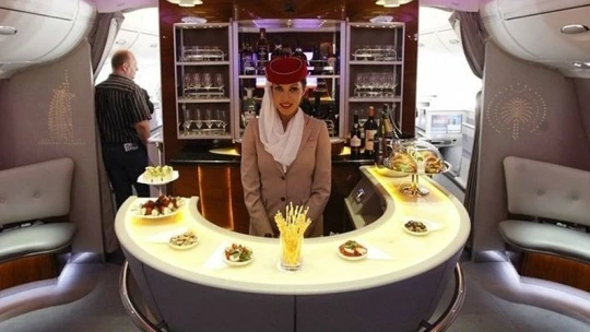 Netflix, lázně, živé koncerty v 11 km nad zemí. Aerolinky se předhánějí, kdo nabídne lepší službu