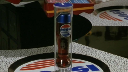 Marty McFly se vrací do budoucnosti a&nbsp;Pepsi slaví futuristickou lahví
