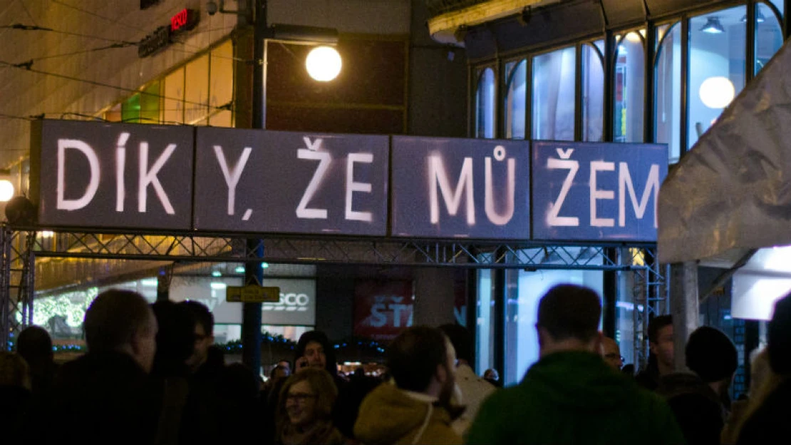 Díky, že můžem. Revoluci nezažili, přesto teď studenti oslavují, co přinesla