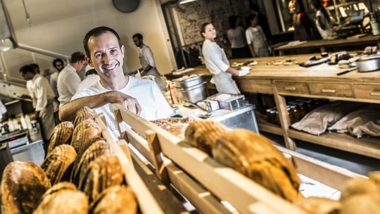Tomáš Karpíšek otevřel jednadvacátou restauraci. A&nbsp;sám nás v&nbsp;Esce provedl