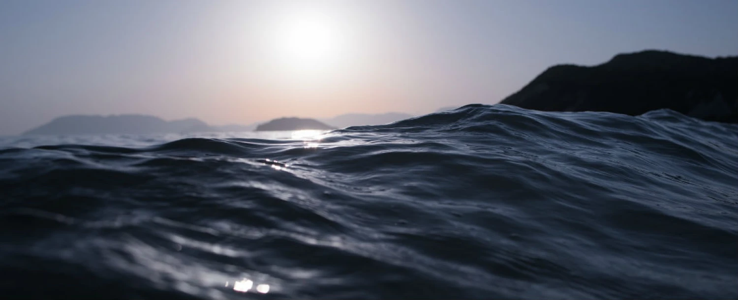  kabely natažené v oceánu jsou tenké jako hadice