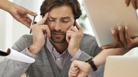 Cítíte se jako v&nbsp;kleštích? 5 tipů, jak přežít před koncem roku nápor práce