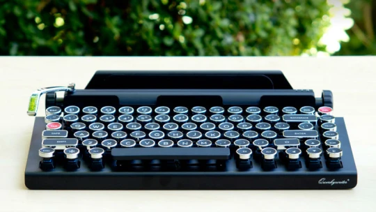 Cvakání psacího stroje je zpět: na trh přichází vintage klávesnice Qwerkywriter