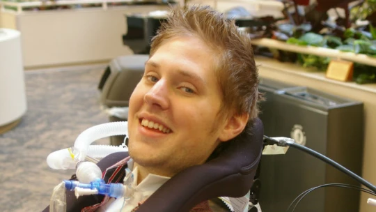 Je ochrnutý od krku dolů, přesto žije „normální“ život. Změnil mu ho iPhone