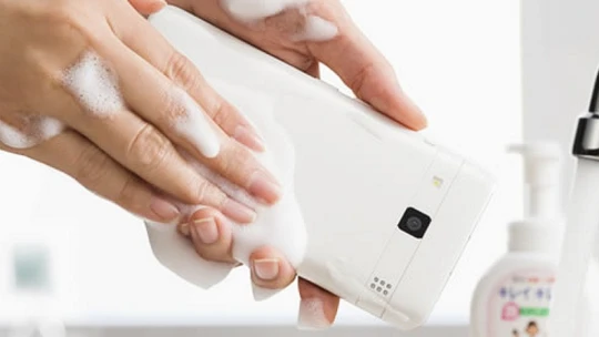 Japonci mají první telefon na světě, který můžete namydlit a opláchnout