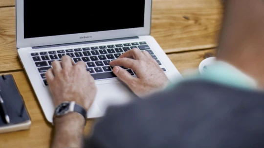 Je vám nad 40? Víc než tři dny práce týdně škodí vašemu mozku