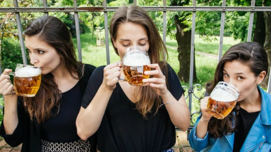 Tradice, vytříbená chuť i&nbsp;prostituce. Proč se říká, že ženy pivo nepijí?