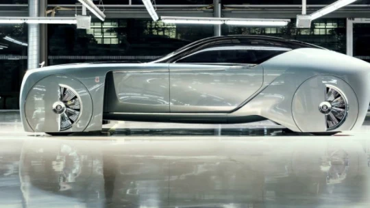 Rolls-Royce z budoucnosti. Eben, gauč a Eleanor, která plní přání