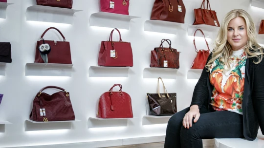 Pro rady chodila do Pařížské, dnes má největší bazar luxusních kabelek v&nbsp;zemi