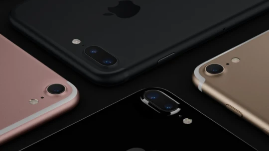 Apple představil nový iPhone. „Sedmička“ je stejná a&nbsp;přece jiná