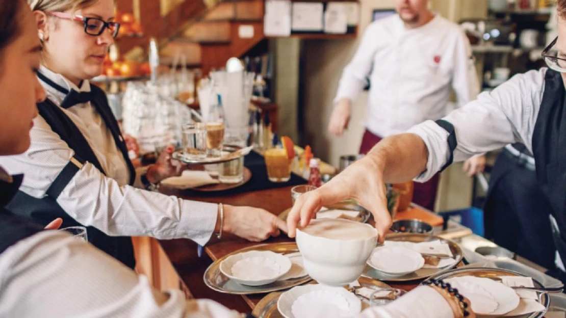 Čelista na pětce chce dřezian a&nbsp;mindu! Jaký slang zní v&nbsp;restauracích