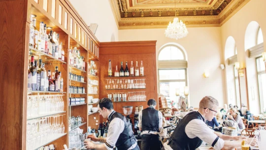 9 nešvarů z&nbsp;restaurací: dortíček, kávička a&nbsp;„neviditelný“ hon pokémonů