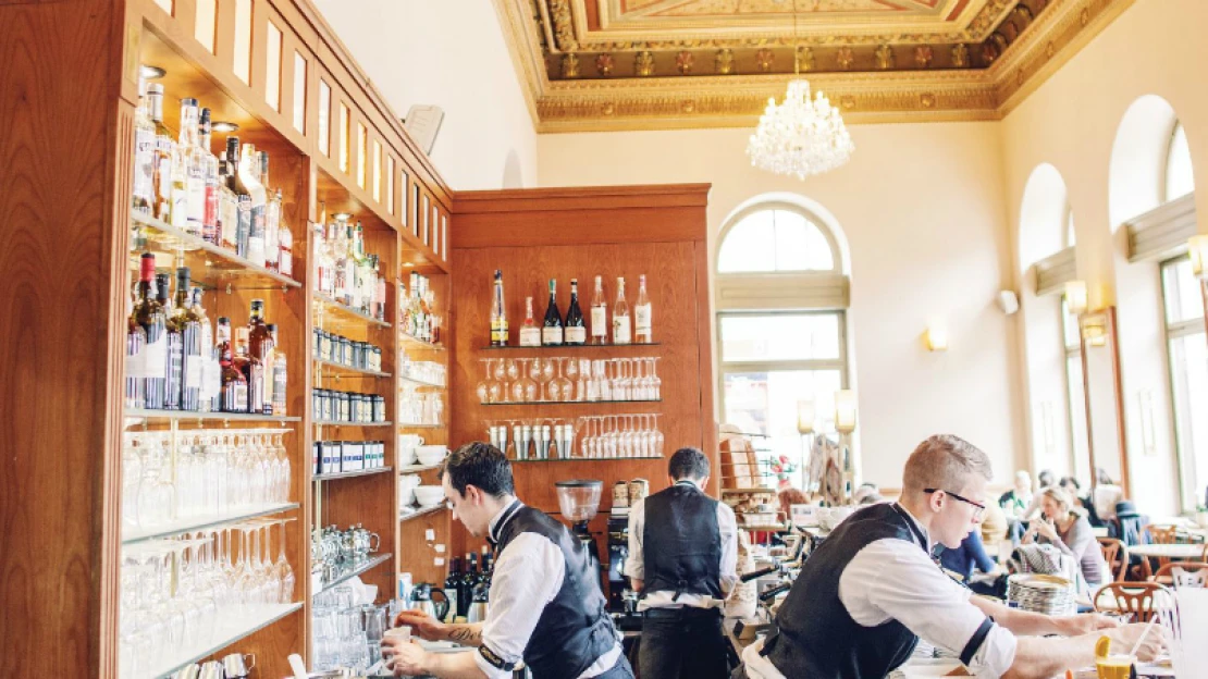 9 nešvarů z&nbsp;restaurací: dortíček, kávička a&nbsp;„neviditelný“ hon pokémonů