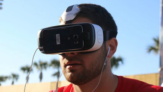 Virtuální prohlídky a&nbsp;konec papíru. 6 změn, které čekají reality v&nbsp;roce 2017