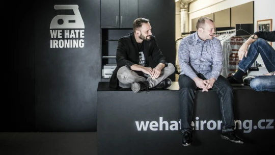 Paradox We Hate Ironing: nesnáší žehlení, ale vypere i&nbsp;vyžehlí za vás