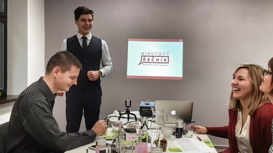 Animátor z&nbsp;gymplu. Je mu šestnáct let a&nbsp;už radí manažerům s&nbsp;jejich projevem