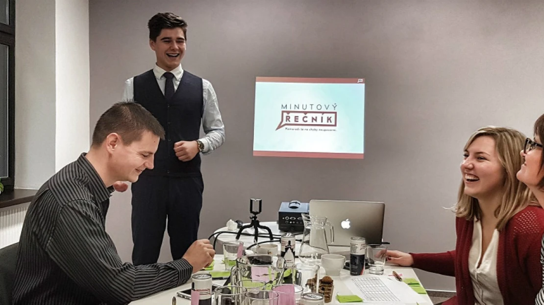 Animátor z&nbsp;gymplu. Je mu šestnáct let a&nbsp;už radí manažerům s&nbsp;jejich projevem