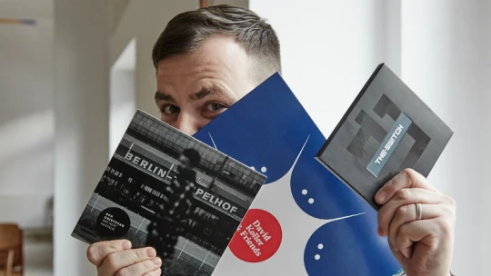 Šampion muziky. Objevuje hvězdy a&nbsp;kromě hal s&nbsp;nimi rozeznívá i&nbsp;táboráky