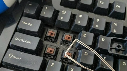 Jak vyčistit klávesnici bez toho, že byste z&nbsp;ní něco ulomili