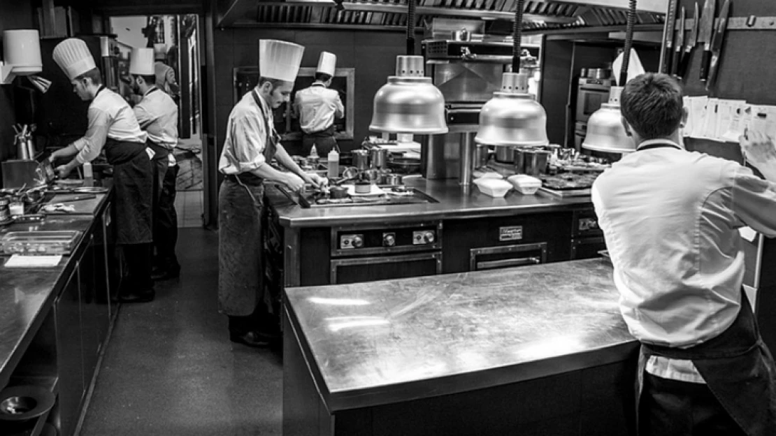 Horko, shon a&nbsp;nůž v&nbsp;ruce. Proč špičková restaurace potřebuje psychologa?