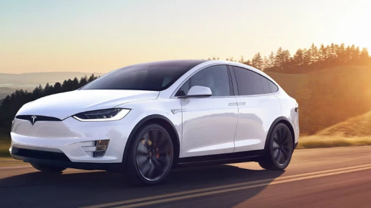 Tesla v garáži druhý den od objednání. Alza spouští prodej elektromobilů