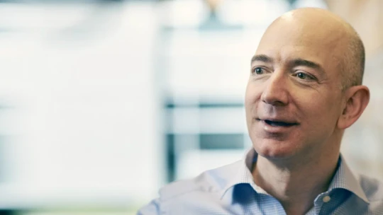 Jeff Bezos sesadil Billa Gatese z&nbsp;trůnu. Stal se nejbohatším mužem planety