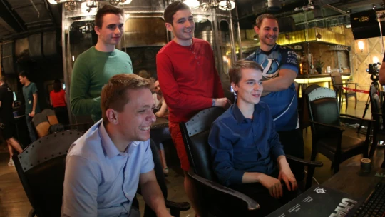 Mistr světa v počítačové hře aneb Jak se na kartách s monstry vydělávají miliony