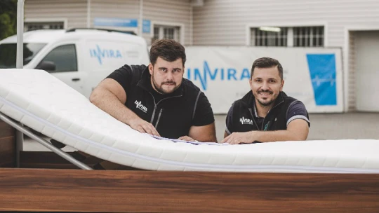 Postele, co nešly sehnat. Jak se z&nbsp;hospodské ideje stal milionový byznys