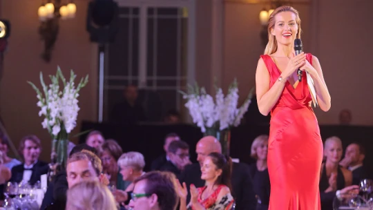 Nové školy pro Nepál. Petra Němcová a&nbsp;Forbes vydražily v&nbsp;Praze téměř 4 miliony