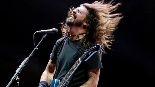 Co dělá frontman Foo Fighters s penězi a proč říká o Tesle, že je stupidní