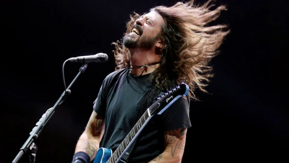 Co dělá frontman Foo Fighters s&nbsp;penězi a&nbsp;proč říká o&nbsp;Tesle, že je stupidní