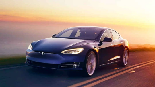 Komentář: Proč Tesla nezkrachuje, i&nbsp;když by měla