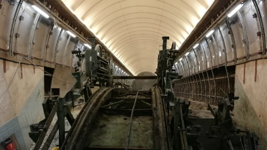 V podzemí s primátorkou Krnáčovou. Proč je výměna eskalátorů na 8 měsíců?