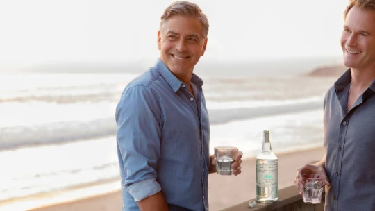 Příchuť kouře. George Clooney a&nbsp;manžel Cindy Crawford nově sázejí na mezcal