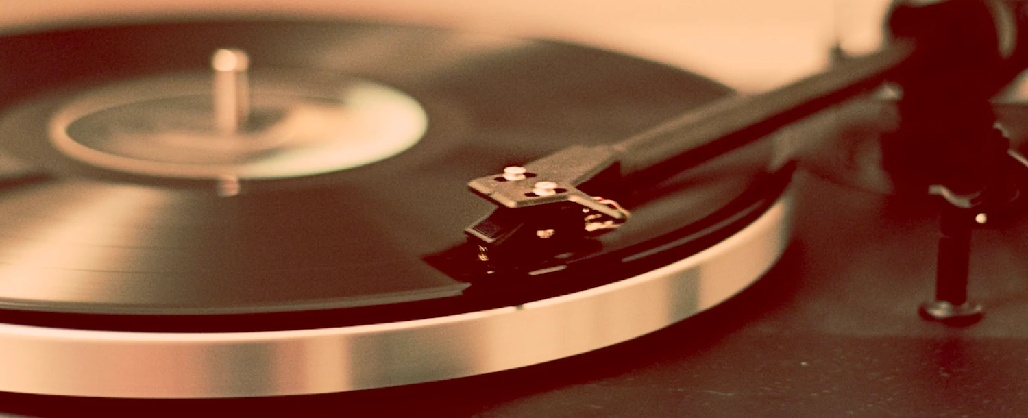 Elvis, koledy i&nbsp;Titanic. Tohle je 10 nejvýdělečnějších songů historie