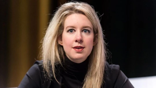 Od vizionářky k&nbsp;podvodnici. Porota shledala Elizabeth Holmes vinnou