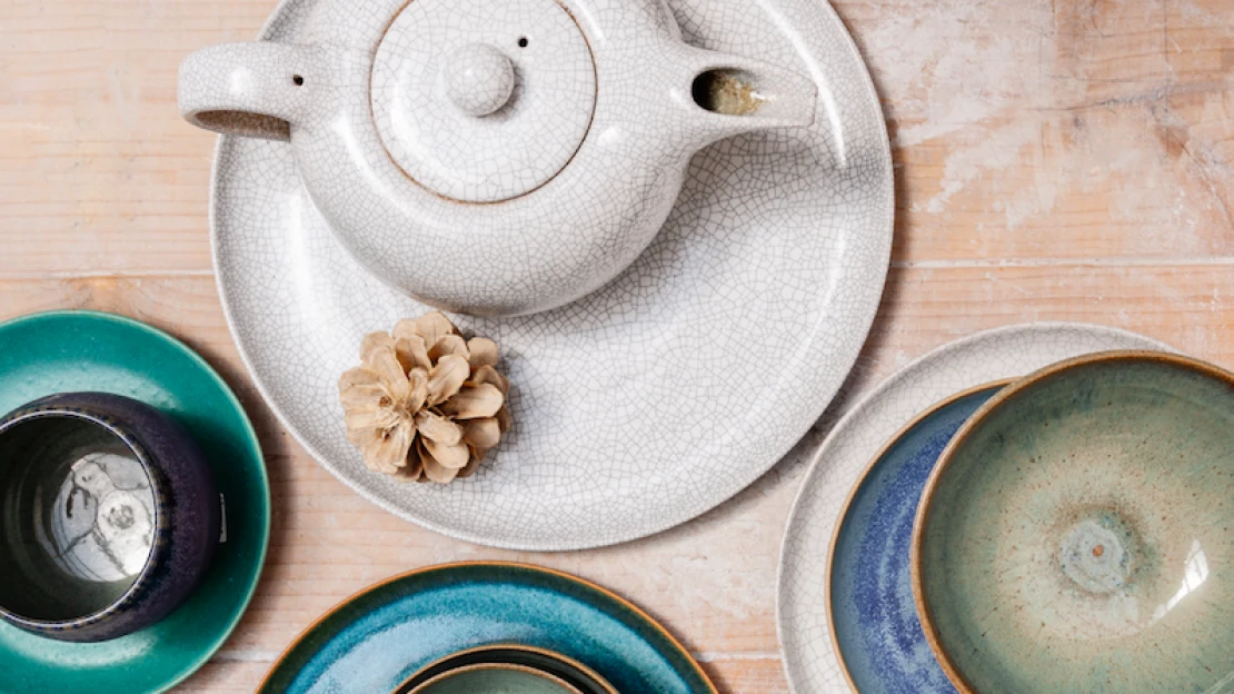 Nádobí od Cyrila Hančla. Z&nbsp;téhle ručně vyráběné keramiky budete chtít jíst